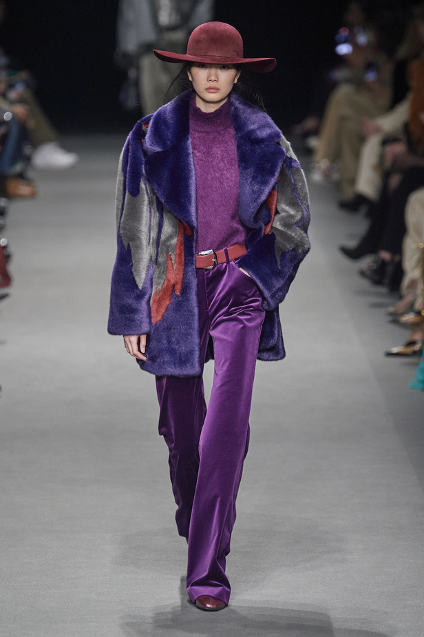 من عرض أزياء البيرتا فيريتي لموسم خريف وشتاء 2022-2023