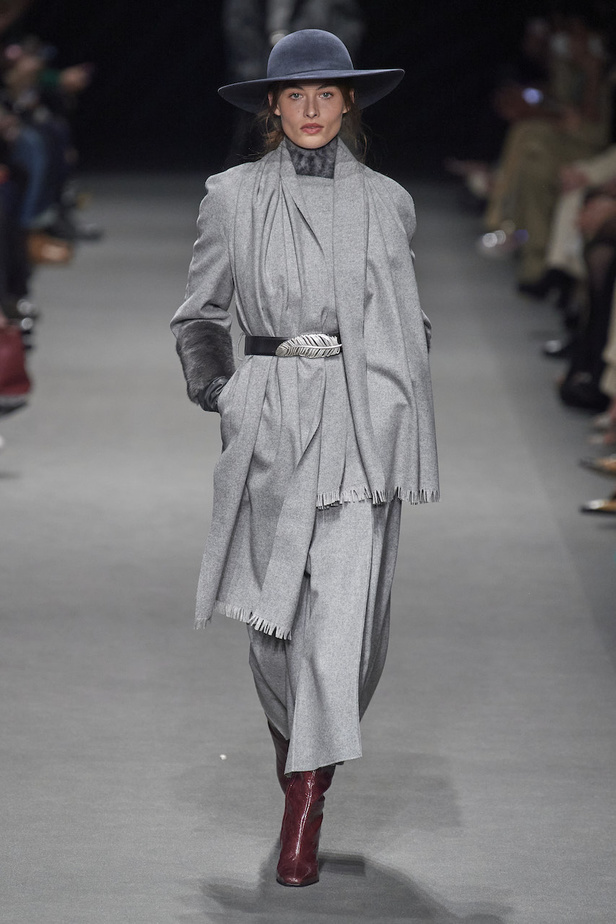 من عرض أزياء البيرتا فيريتي لموسم خريف وشتاء 2022-2023