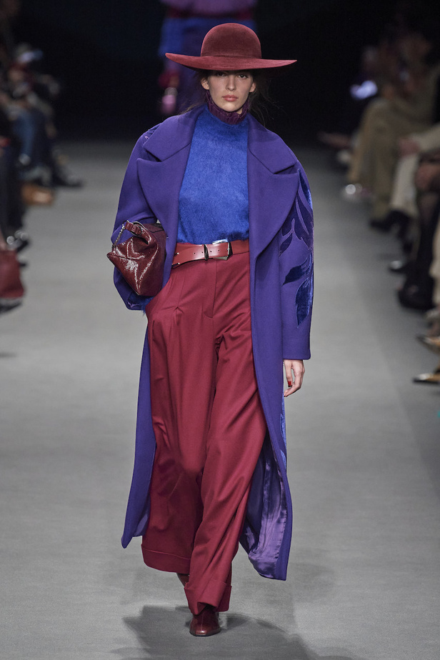 من عرض أزياء البيرتا فيريتي لموسم خريف وشتاء 2022-2023