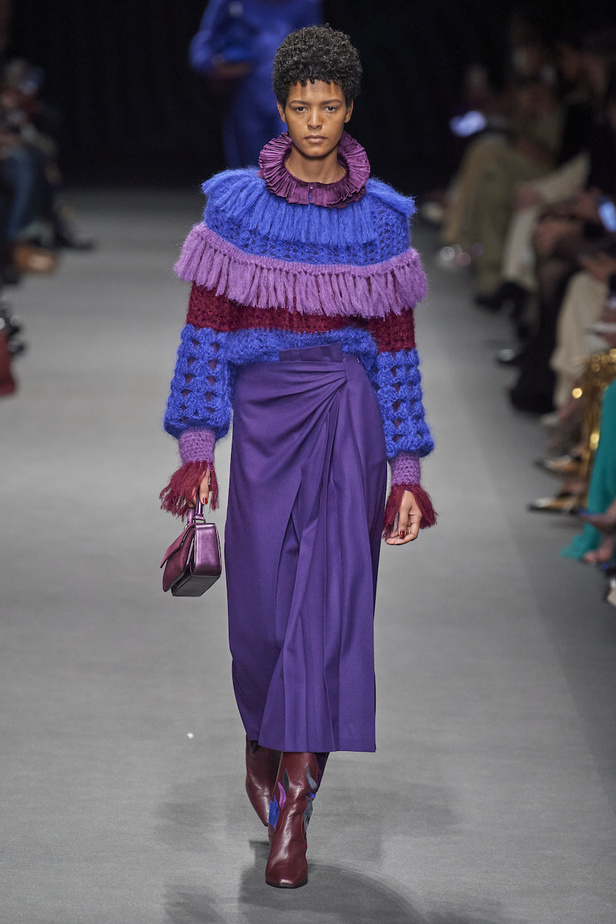 من عرض أزياء البيرتا فيريتي لموسم خريف وشتاء 2022-2023