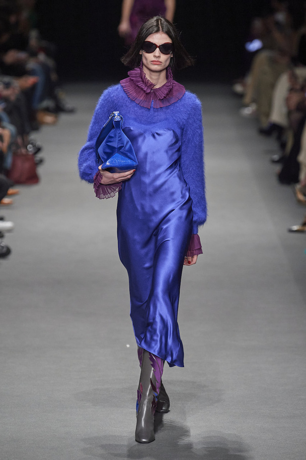 من عرض أزياء البيرتا فيريتي لموسم خريف وشتاء 2022-2023