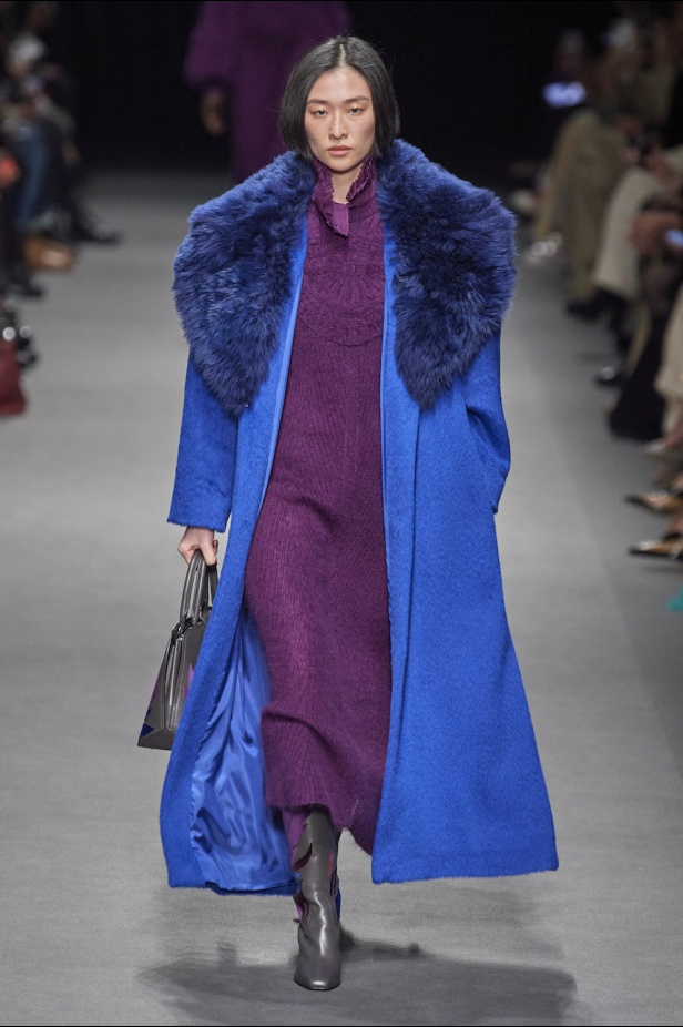 من عرض أزياء البيرتا فيريتي لموسم خريف وشتاء 2022-2023