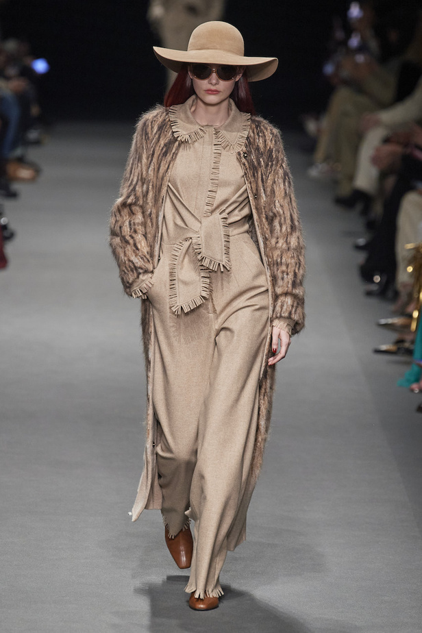 من عرض أزياء البيرتا فيريتي لموسم خريف وشتاء 2022-2023