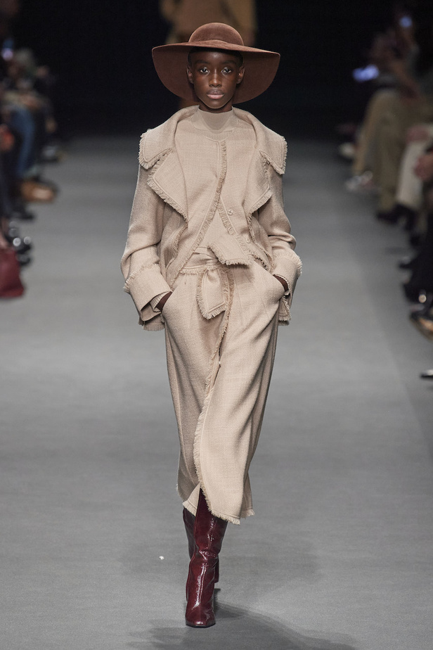 من عرض أزياء البيرتا فيريتي لموسم خريف وشتاء 2022-2023