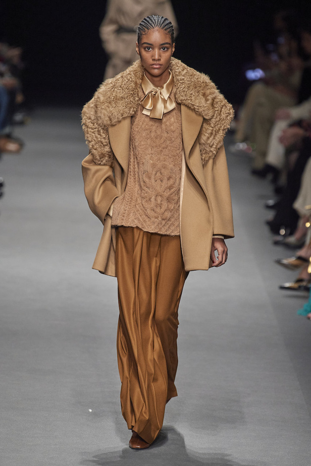 من عرض أزياء البيرتا فيريتي لموسم خريف وشتاء 2022-2023