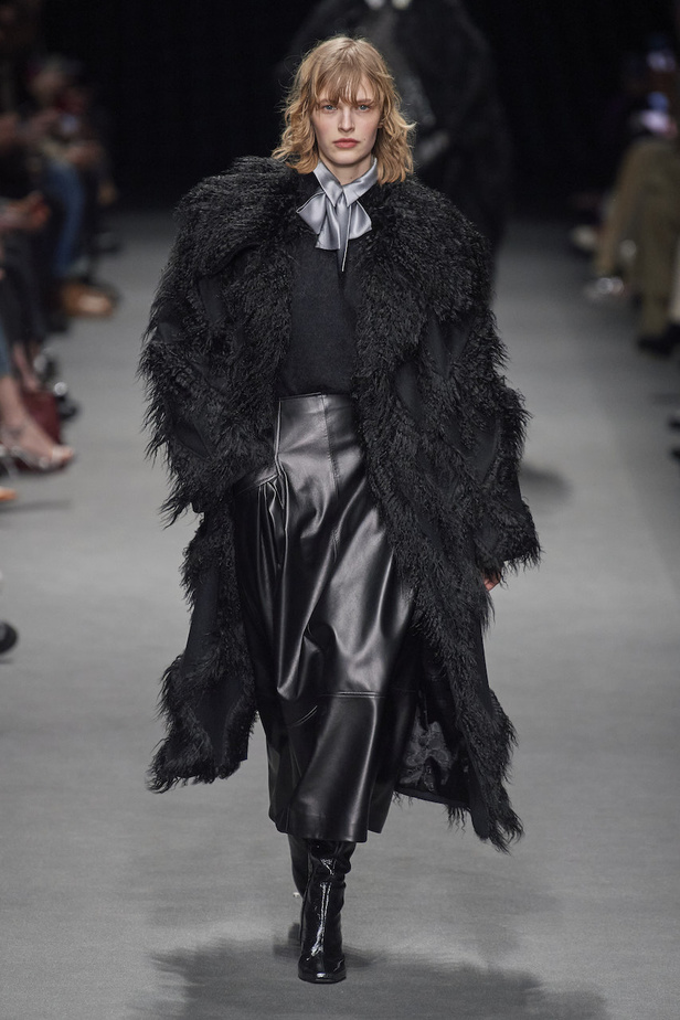 من عرض أزياء البيرتا فيريتي لموسم خريف وشتاء 2022-2023