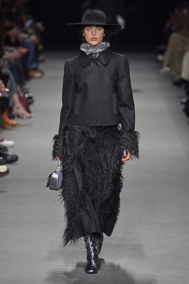 من عرض أزياء البيرتا فيريتي لموسم خريف وشتاء 2022-2023