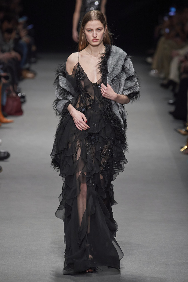 من عرض أزياء البيرتا فيريتي لموسم خريف وشتاء 2022-2023