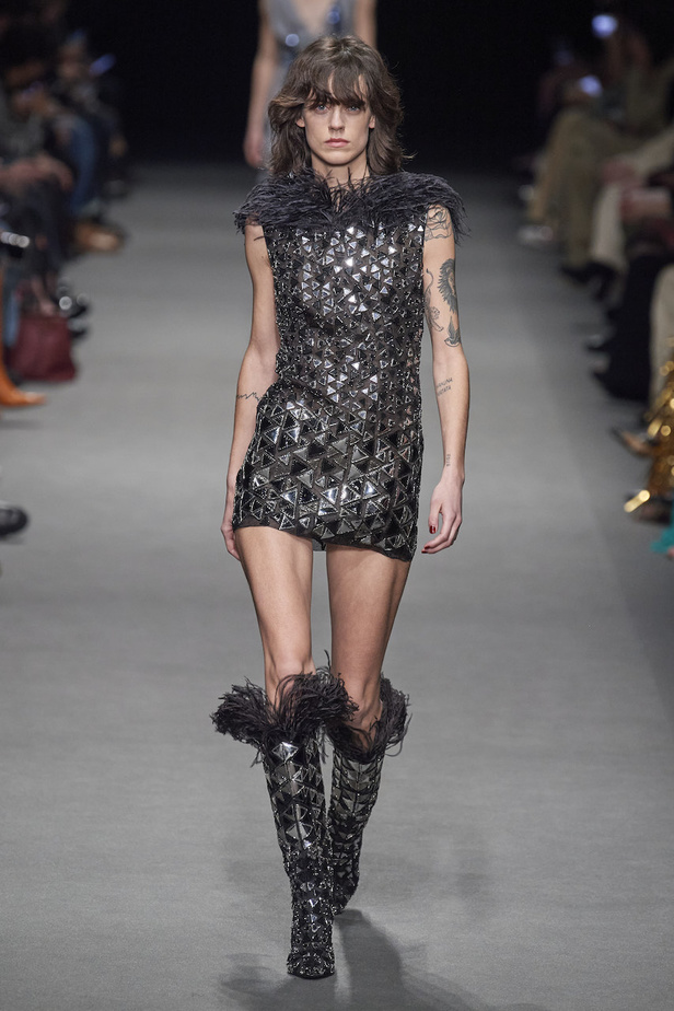 من عرض أزياء البيرتا فيريتي لموسم خريف وشتاء 2022-2023