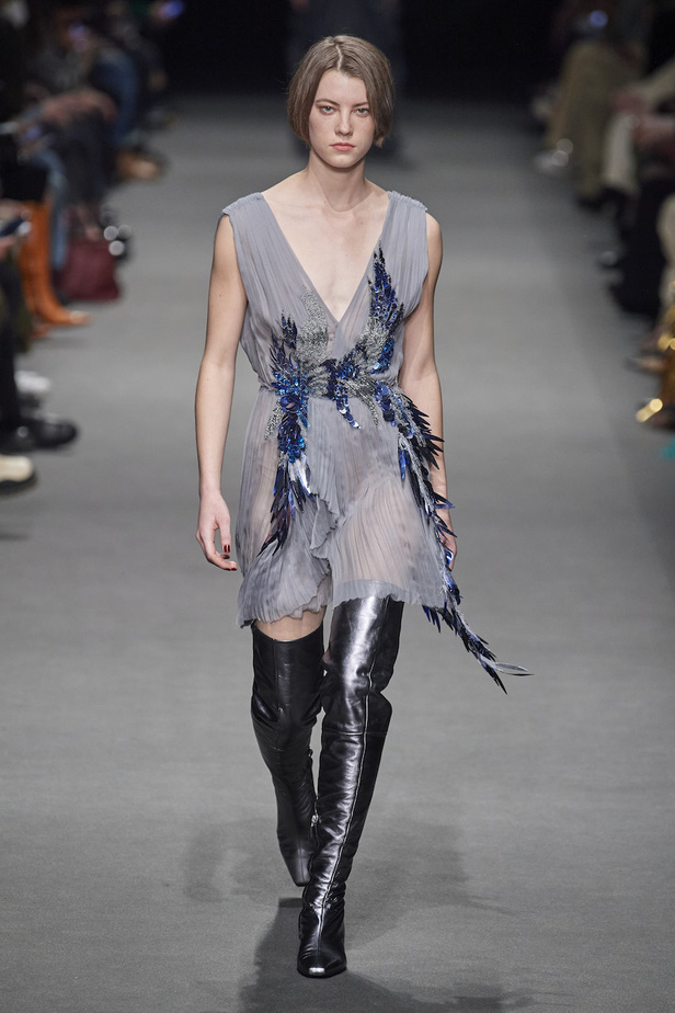 من عرض أزياء البيرتا فيريتي لموسم خريف وشتاء 2022-2023