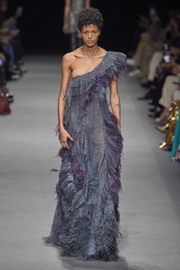 من عرض أزياء البيرتا فيريتي لموسم خريف وشتاء 2022-2023