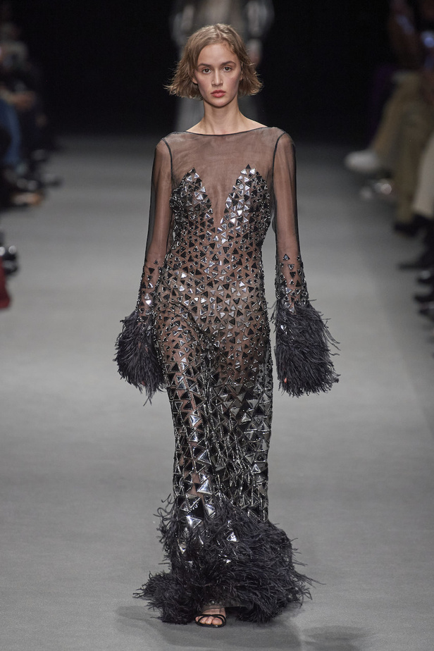 من عرض أزياء البيرتا فيريتي لموسم خريف وشتاء 2022-2023