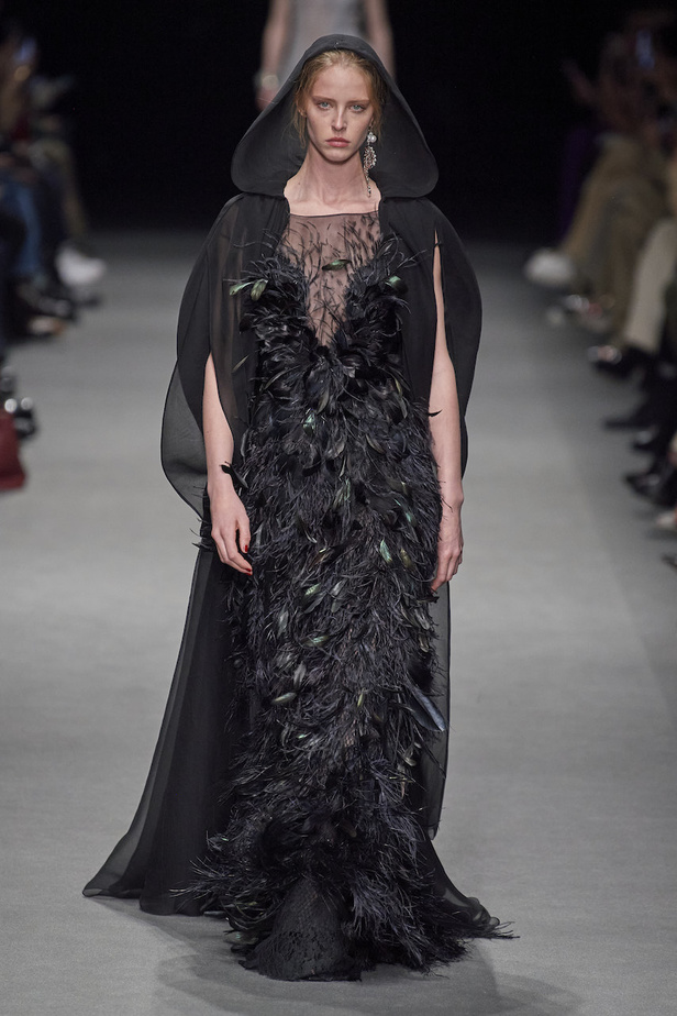 من عرض أزياء البيرتا فيريتي لموسم خريف وشتاء 2022-2023