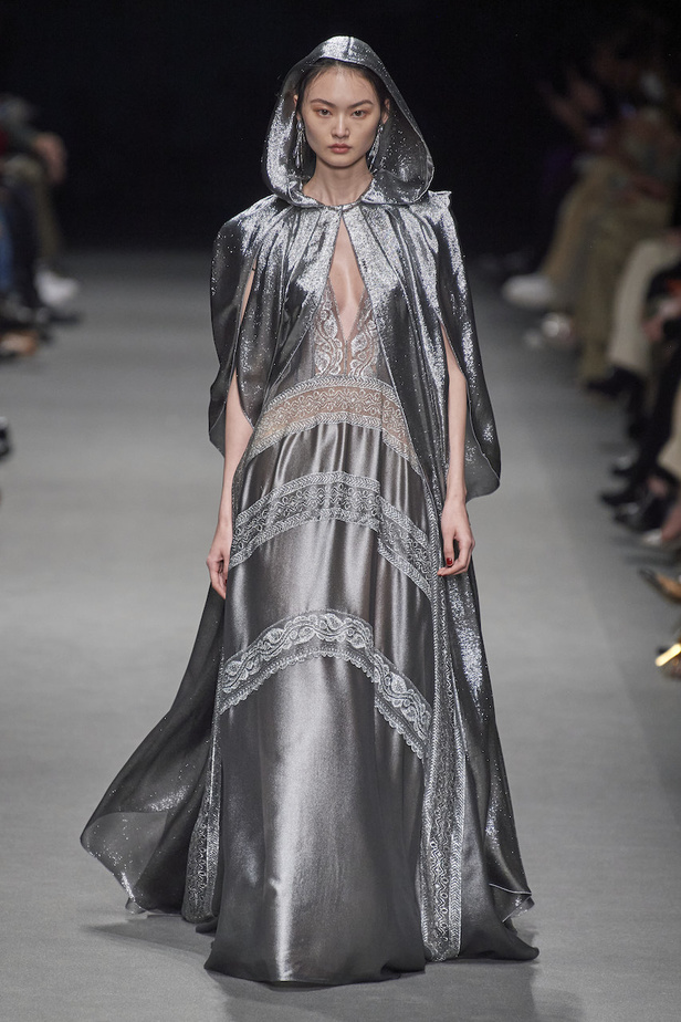 من عرض أزياء البيرتا فيريتي لموسم خريف وشتاء 2022-2023