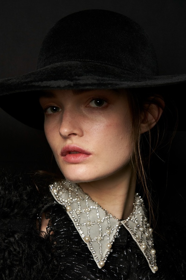 اطلالات جمالية من عرض أزياء البيرتا فيريتي لموسم خريف وشتاء 2022