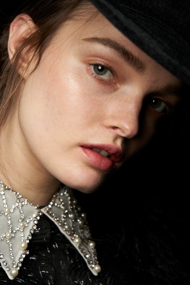 اطلالات جمالية من عرض أزياء البيرتا فيريتي لموسم خريف وشتاء 2022