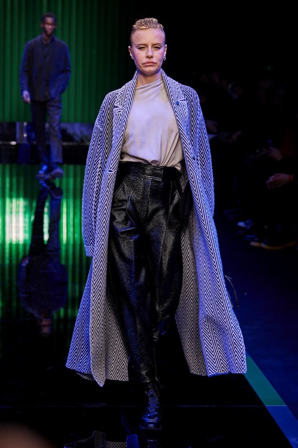 عرض Giorgio Armani  لخريف 2022 مجموعة غارقة في عصر موسيقى الجاز