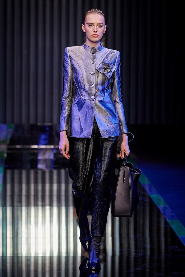 عرض Giorgio Armani  لخريف 2022 مجموعة غارقة في عصر موسيقى الجاز