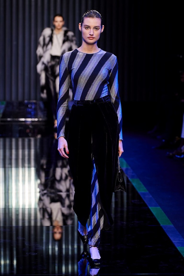 عرض Giorgio Armani  لخريف 2022 مجموعة غارقة في عصر موسيقى الجاز
