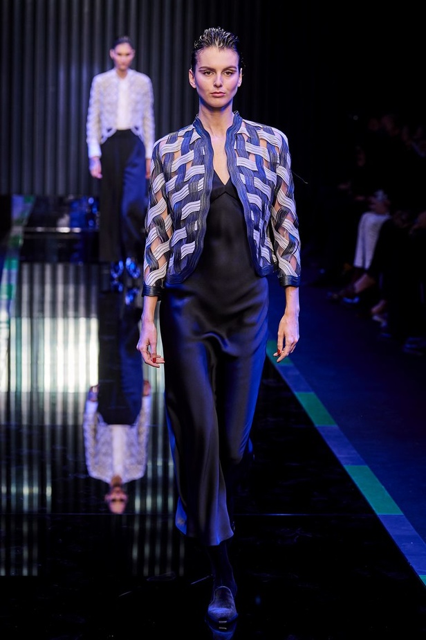 عرض Giorgio Armani  لخريف 2022 مجموعة غارقة في عصر موسيقى الجاز