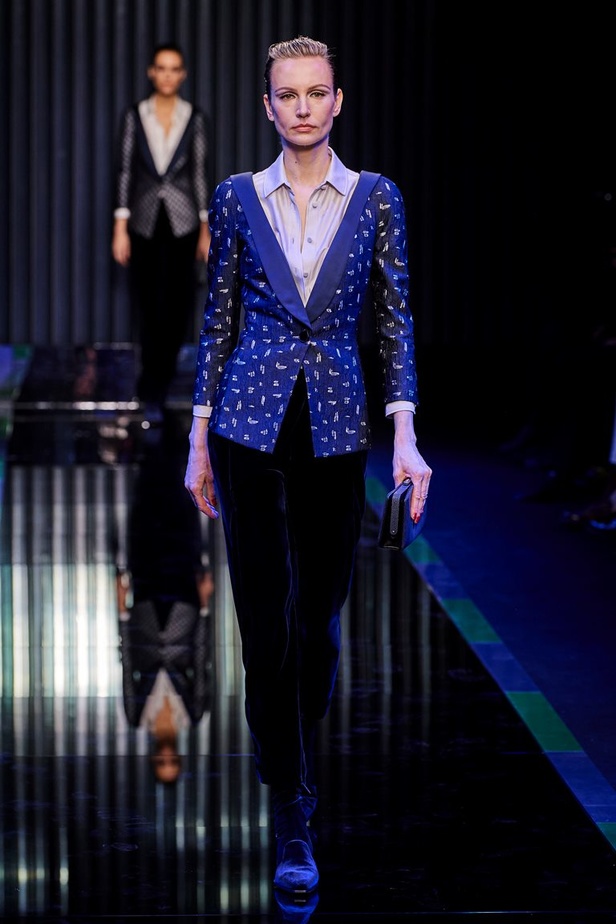 عرض Giorgio Armani  لخريف 2022 مجموعة غارقة في عصر موسيقى الجاز