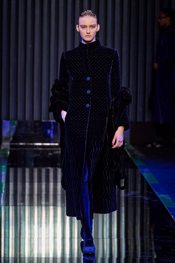 عرض Giorgio Armani  لخريف 2022 مجموعة غارقة في عصر موسيقى الجاز