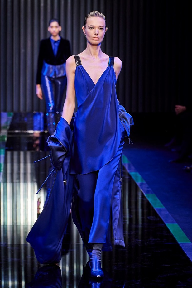 عرض Giorgio Armani  لخريف 2022 مجموعة غارقة في عصر موسيقى الجاز