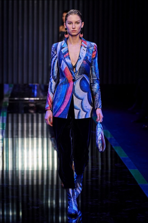 عرض Giorgio Armani  لخريف 2022 مجموعة غارقة في عصر موسيقى الجاز