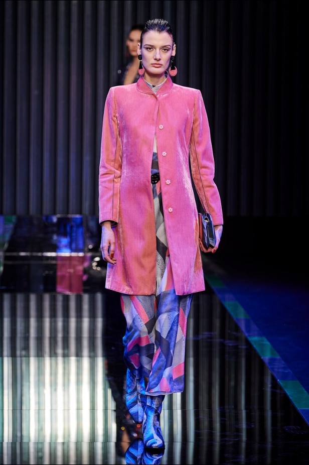 عرض Giorgio Armani  لخريف 2022 مجموعة غارقة في عصر موسيقى الجاز