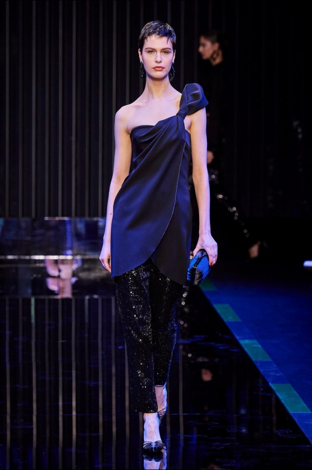 عرض Giorgio Armani  لخريف 2022 مجموعة غارقة في عصر موسيقى الجاز