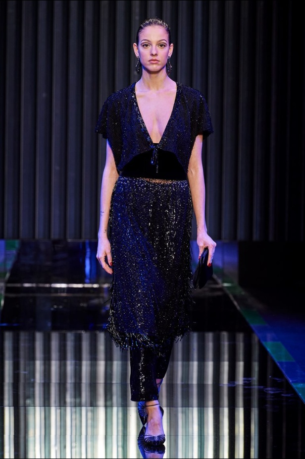 عرض Giorgio Armani  لخريف 2022 مجموعة غارقة في عصر موسيقى الجاز