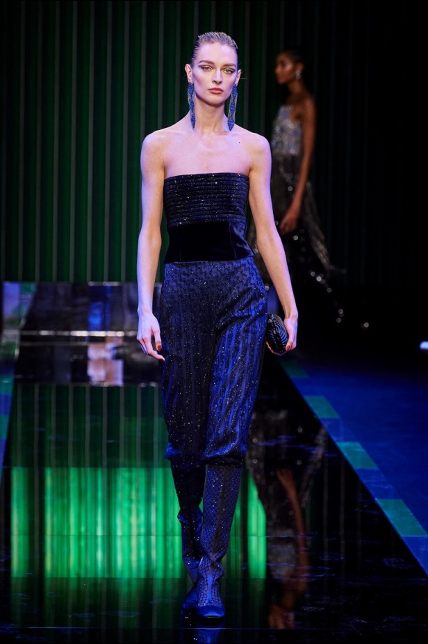 عرض Giorgio Armani  لخريف 2022 مجموعة غارقة في عصر موسيقى الجاز