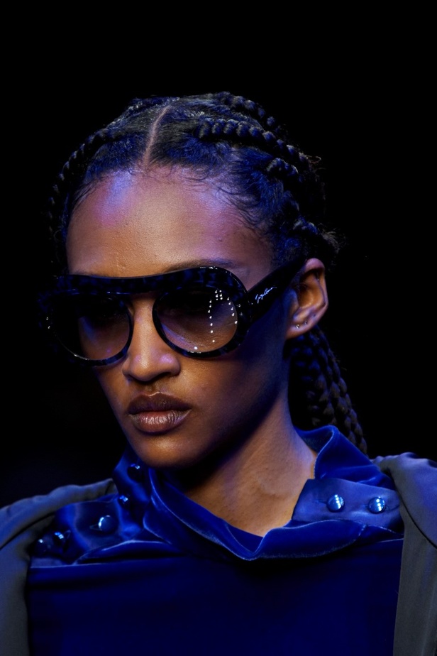 عرض Giorgio Armani  لخريف 2022 مجموعة غارقة في عصر موسيقى الجاز