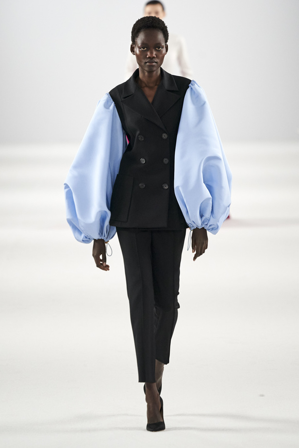 عرض أزياء مجموعة Carolina Herrera لموسم خريف وشتاء 2022 في نيويورك