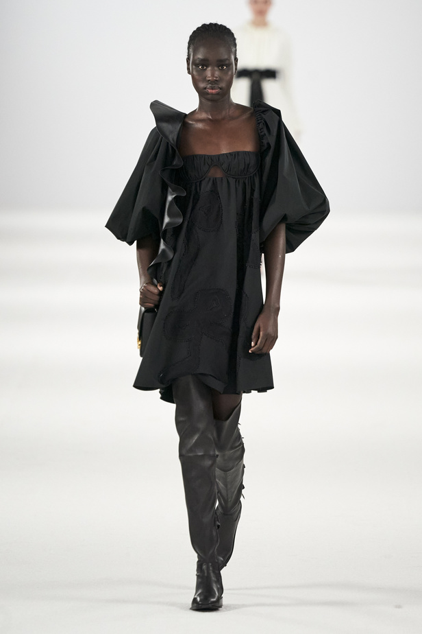 عرض أزياء مجموعة Carolina Herrera لموسم خريف وشتاء 2022 في نيويورك