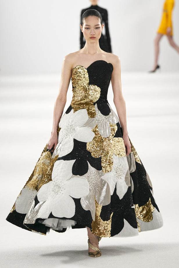 عرض أزياء مجموعة Carolina Herrera لموسم خريف وشتاء 2022 في نيويورك