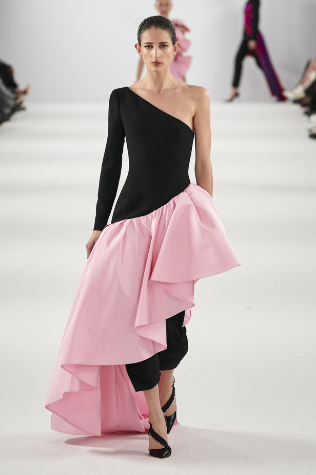 عرض أزياء مجموعة Carolina Herrera لموسم خريف وشتاء 2022 في نيويورك