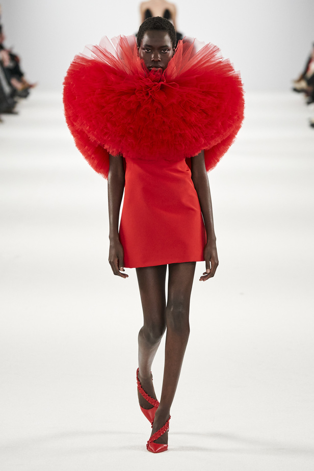 عرض أزياء مجموعة Carolina Herrera لموسم خريف وشتاء 2022 في نيويورك