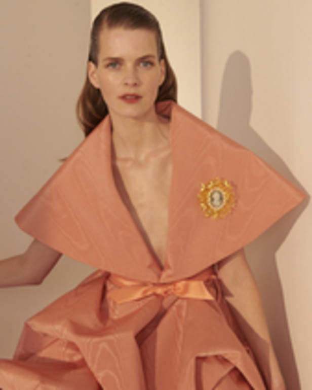 مجموعة قزي وأسطا من الألبسة الفاخرة لربيع وصيف 2022