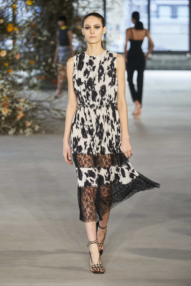 عرض أزياء مجموعة Jason Wu لموسم خريف وشتاء 2022 في نيويورك