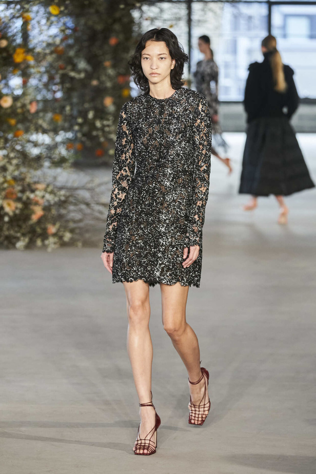 عرض أزياء مجموعة Jason Wu لموسم خريف وشتاء 2022 في نيويورك