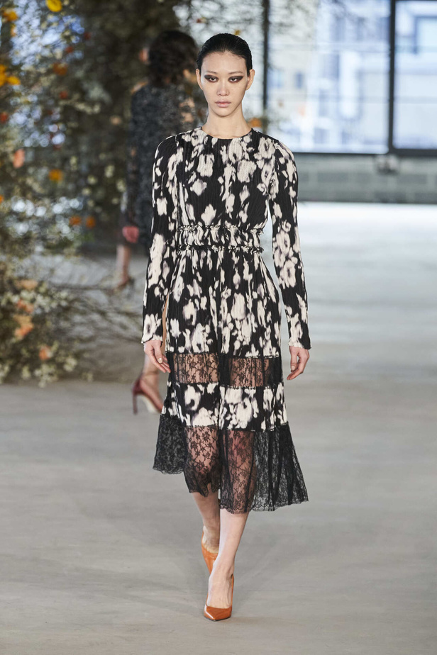 عرض أزياء مجموعة Jason Wu لموسم خريف وشتاء 2022 في نيويورك