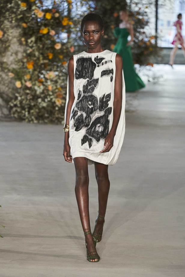 عرض أزياء مجموعة Jason Wu لموسم خريف وشتاء 2022 في نيويورك