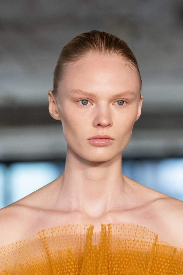 مكياج وتسريحات شعر عرض أزياء مجموعة Jason Wu لموسم خريف وشتاء 2022 في نيويورك