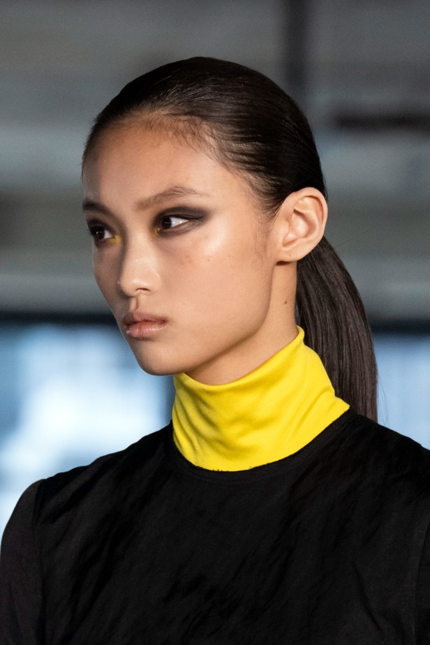 مكياج وتسريحات شعر عرض أزياء مجموعة Jason Wu لموسم خريف وشتاء 2022 في نيويورك