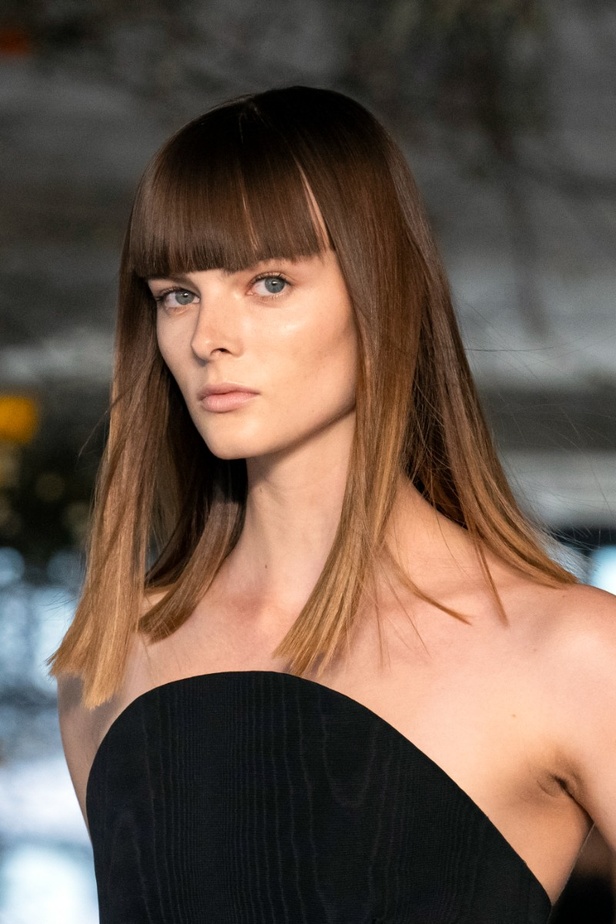 مكياج وتسريحات شعر عرض أزياء مجموعة Jason Wu لموسم خريف وشتاء 2022 في نيويورك