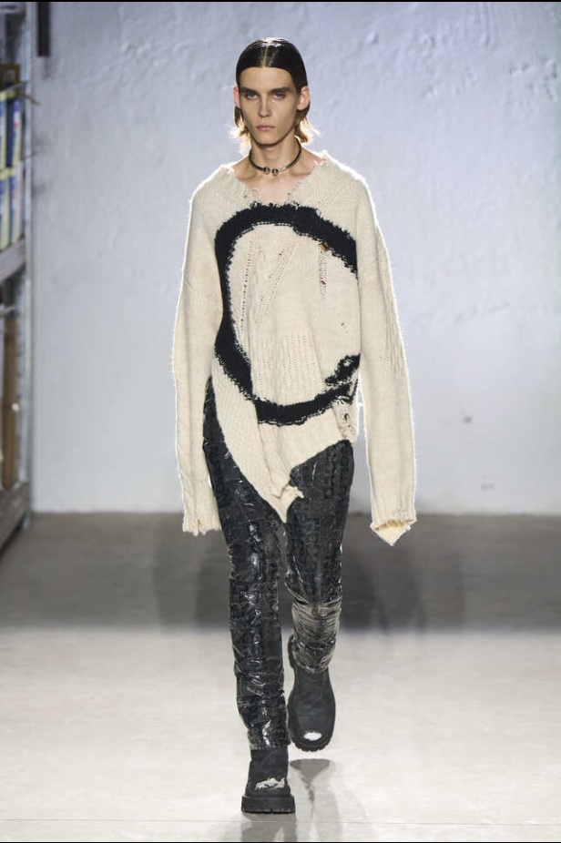 الألوان الحيادية والتصاميم الكلاسيكية سيطرت على عرض MM6 MAISON MARGIELA في ميلانو