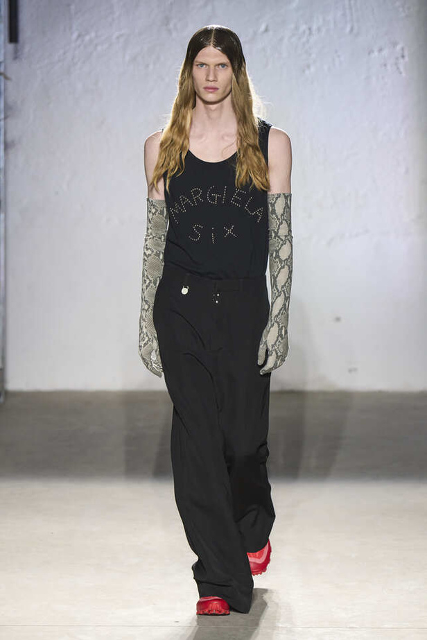 الألوان الحيادية والتصاميم الكلاسيكية سيطرت على عرض MM6 MAISON MARGIELA في ميلانو