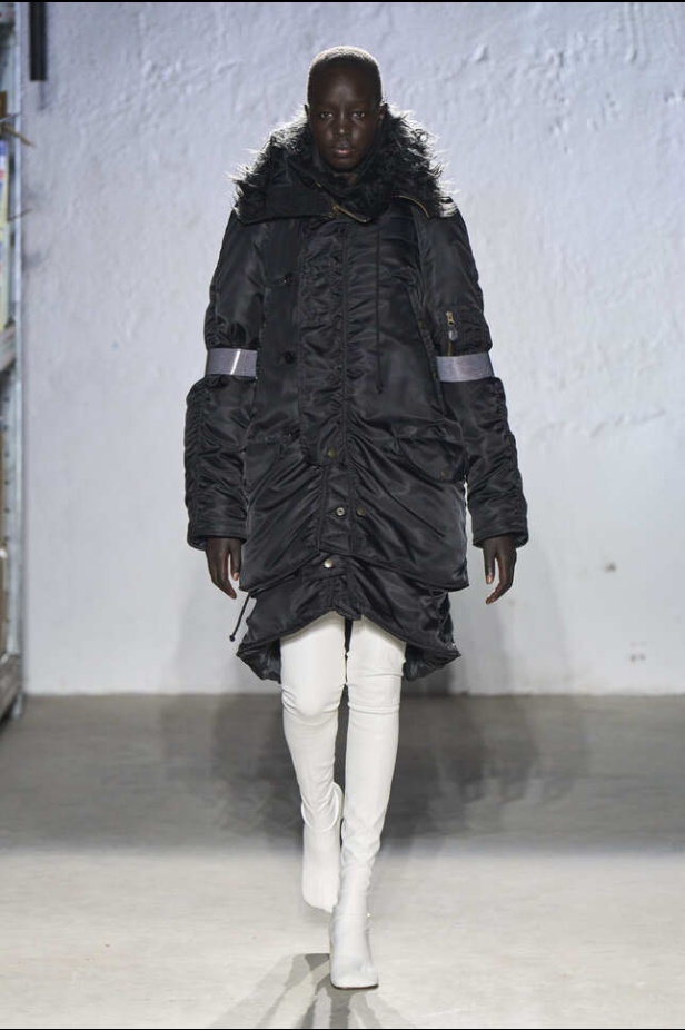 الألوان الحيادية والتصاميم الكلاسيكية سيطرت على عرض MM6 MAISON MARGIELA في ميلانو