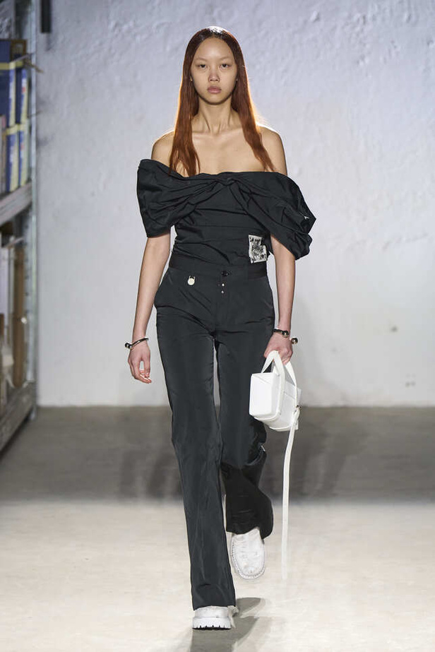 الألوان الحيادية والتصاميم الكلاسيكية سيطرت على عرض MM6 MAISON MARGIELA في ميلانو